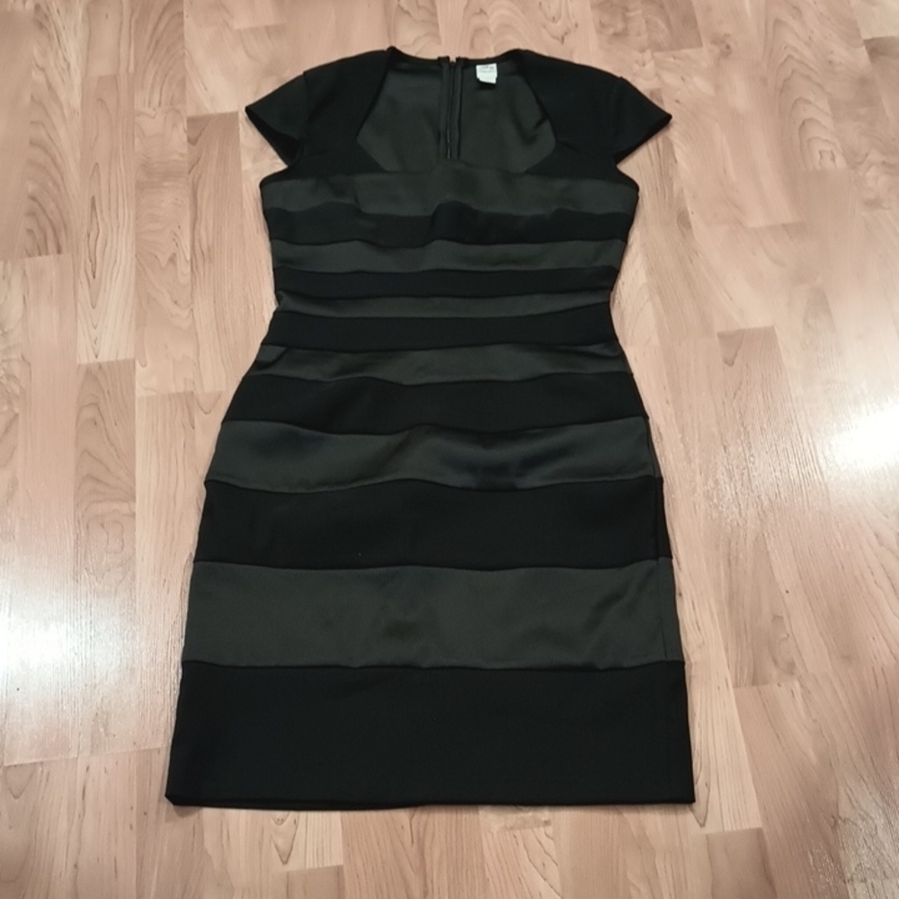 Signature by Sangria Black and Gray Flutter Sleeve Sheath Dress